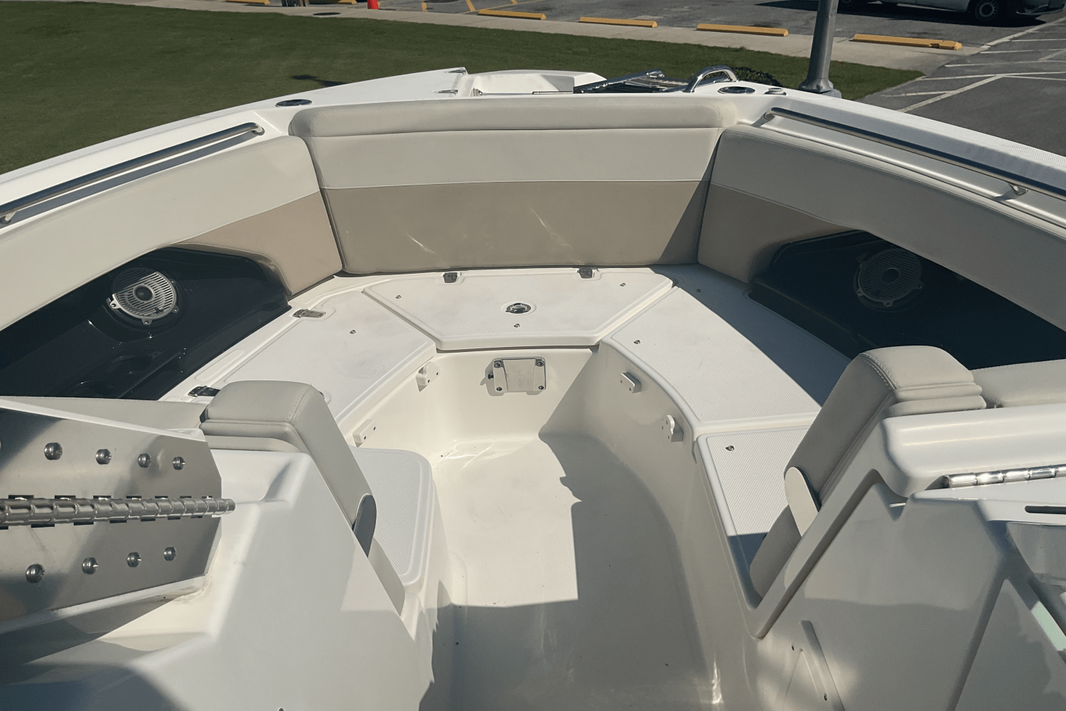Slide: The Image of Boston Whaler 280 Vantage 2024 - 34