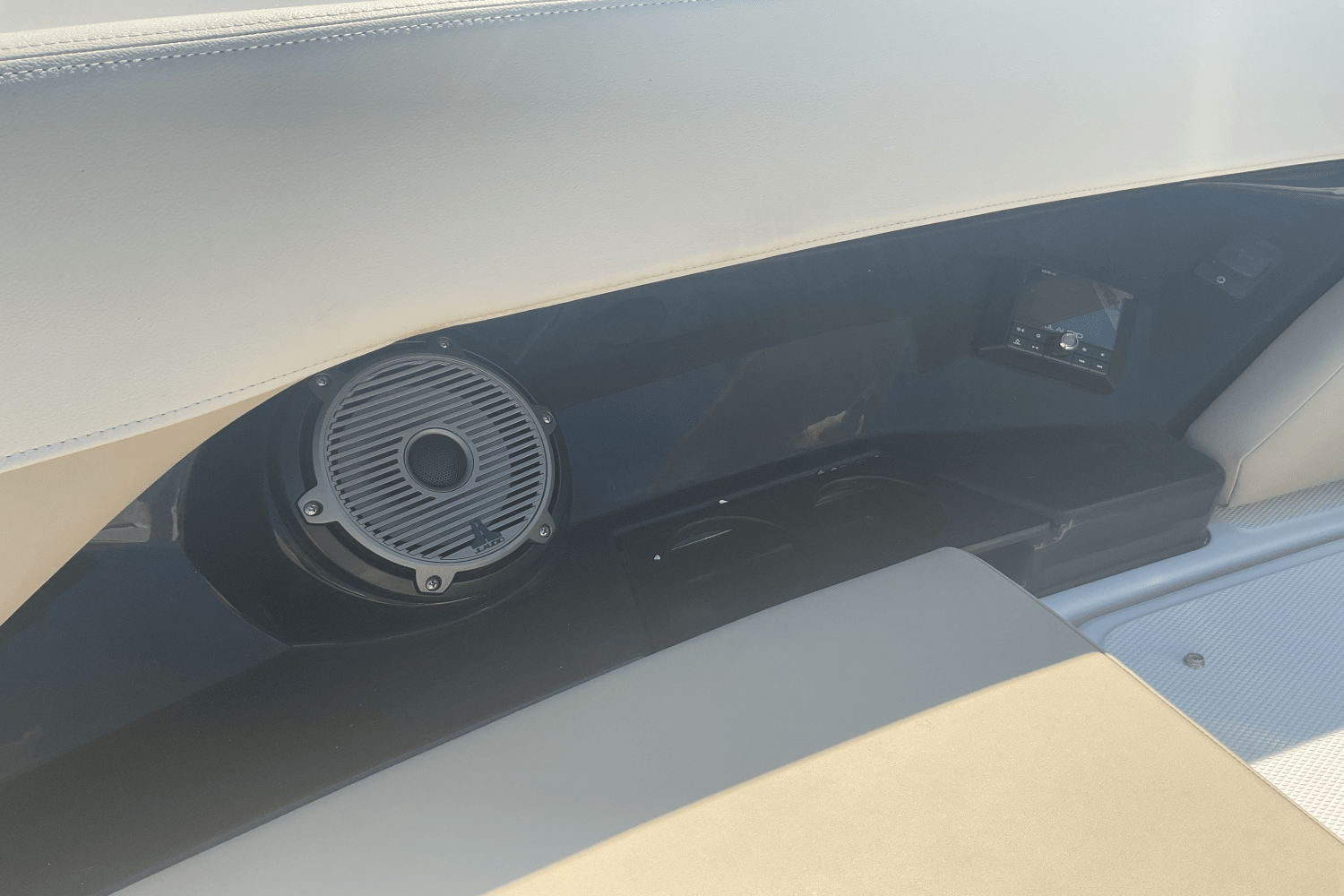 Slide: The Image of Boston Whaler 280 Vantage 2024 - 35