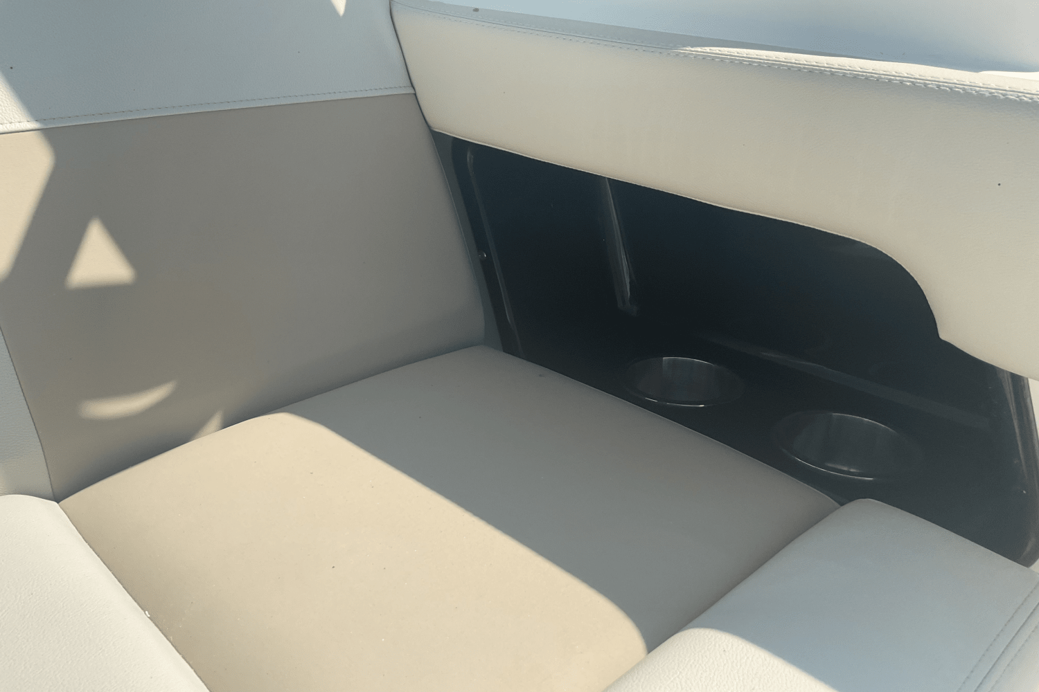 Slide: The Image of Boston Whaler 280 Vantage 2024 - 36