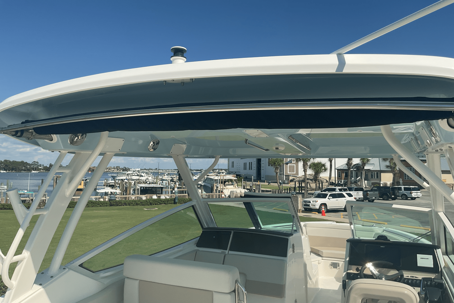 Slide: The Image of Boston Whaler 280 Vantage 2024 - 38