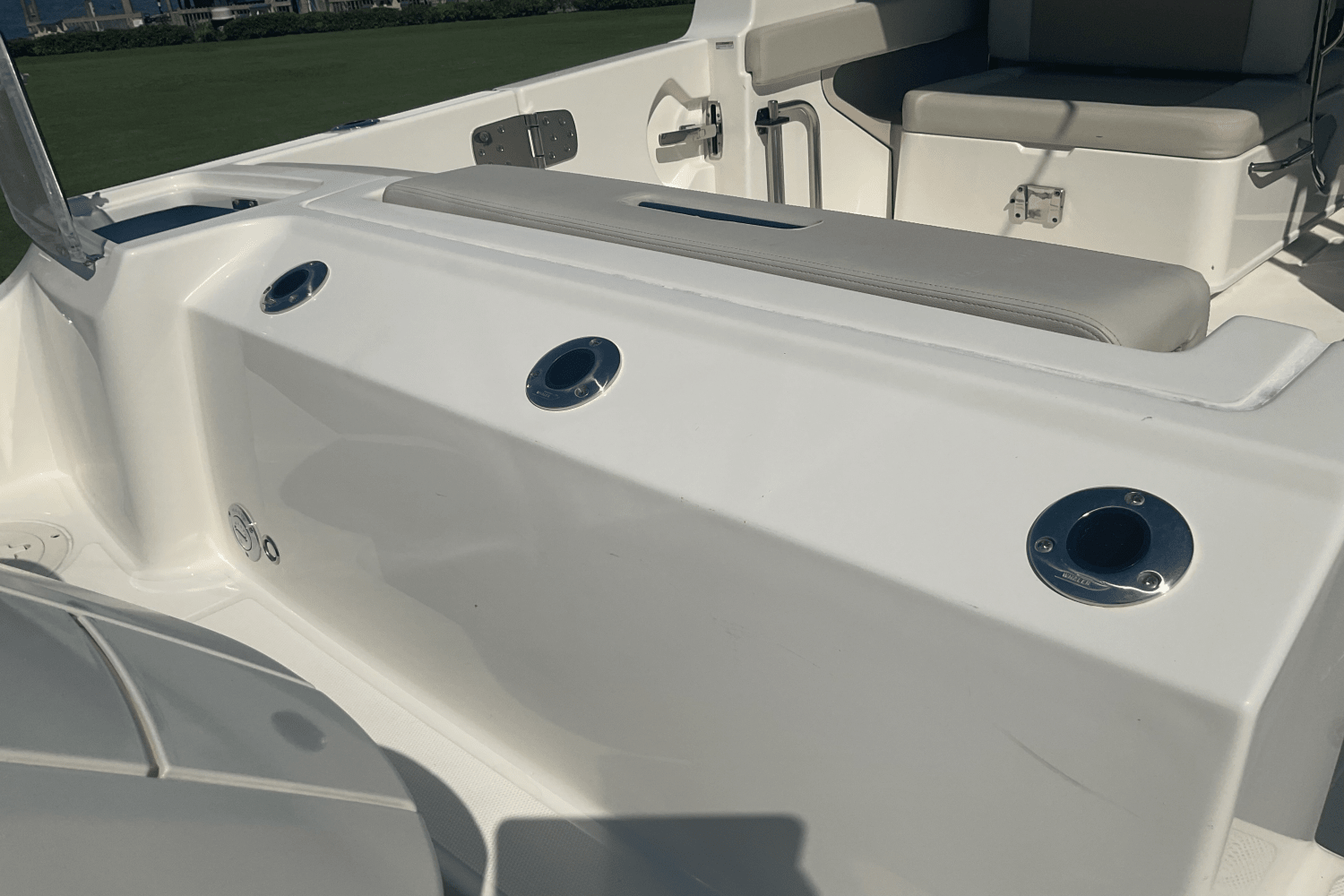 Slide: The Image of Boston Whaler 280 Vantage 2024 - 39