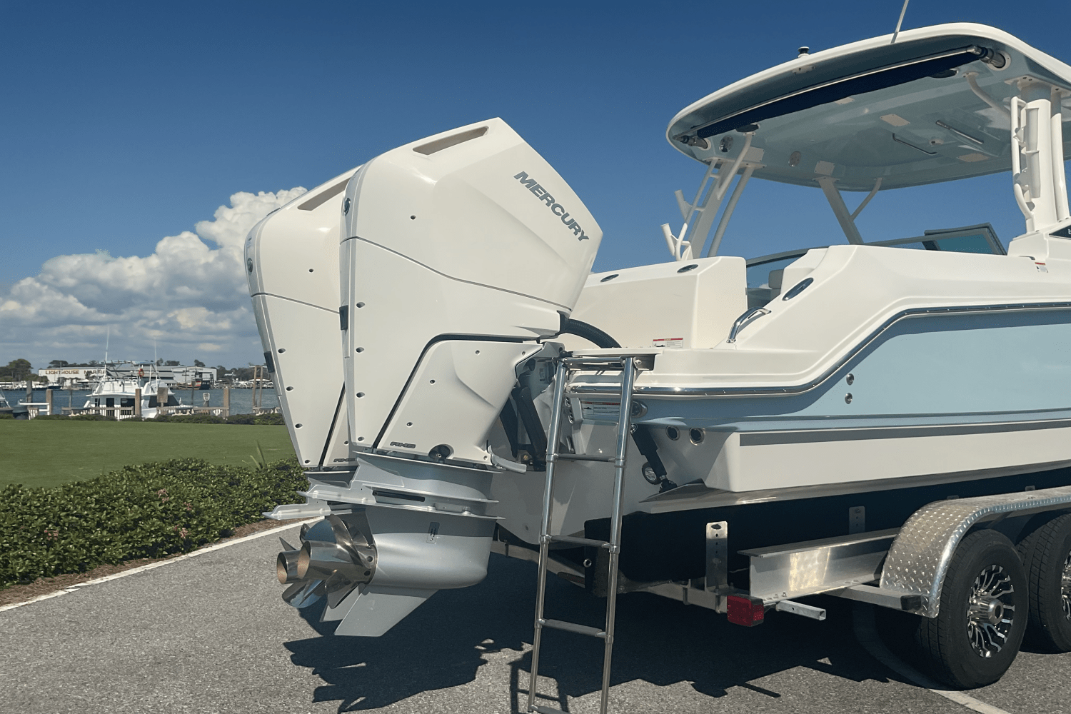 Slide: The Image of Boston Whaler 280 Vantage 2024 - 8