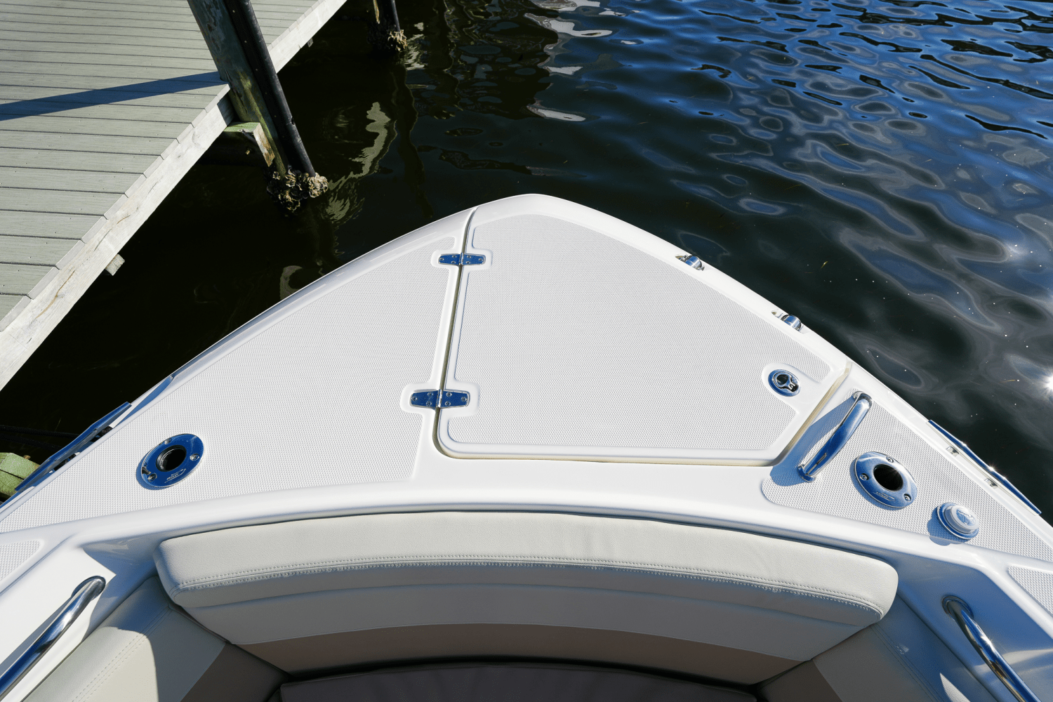 Slide: The Image of Boston Whaler 280 Vantage 2024 - 9