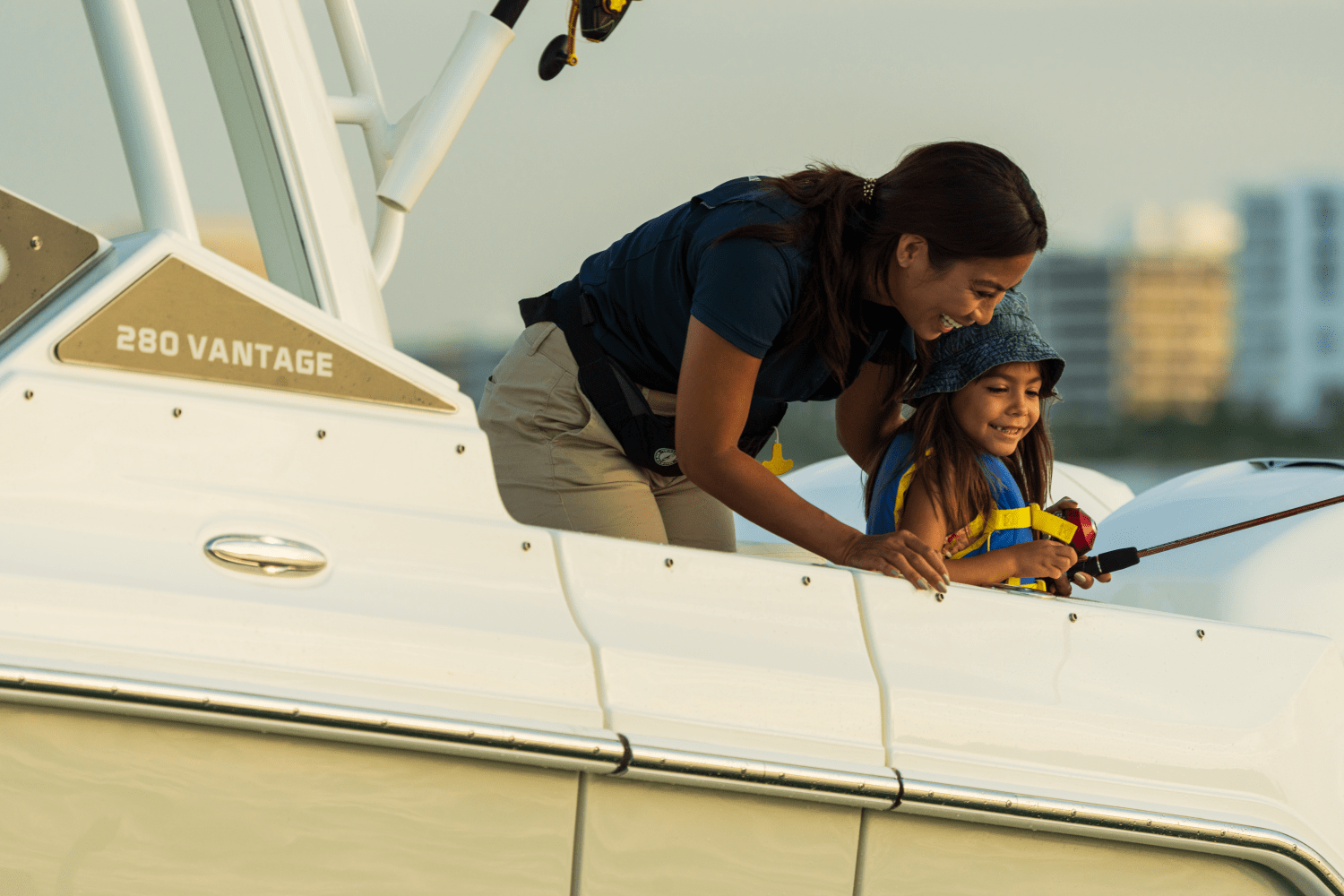 Slide: The Image of Boston Whaler 280 Vantage 2025 - 10