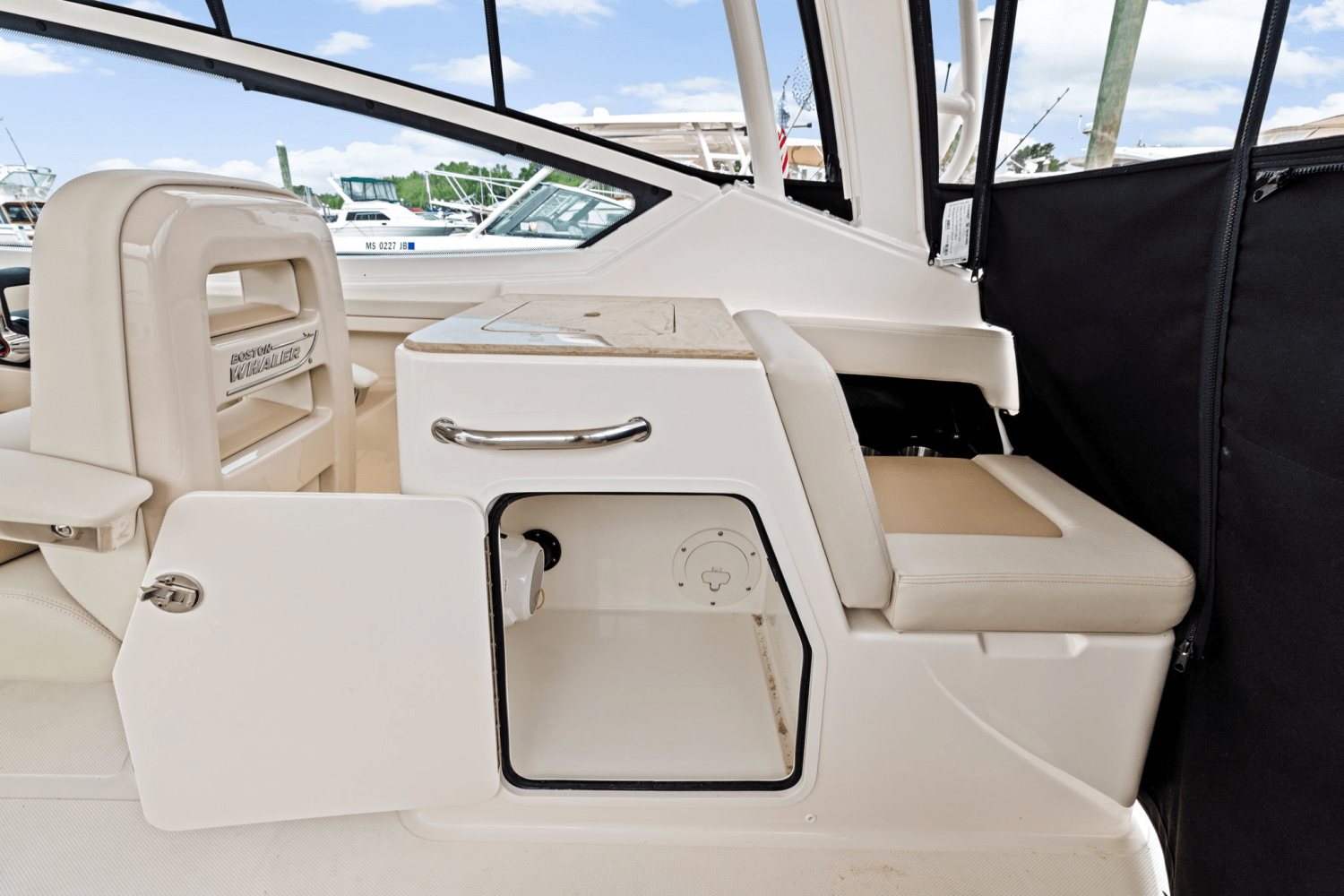 Slide: The Image of Boston Whaler 280 Vantage 2025 - 10