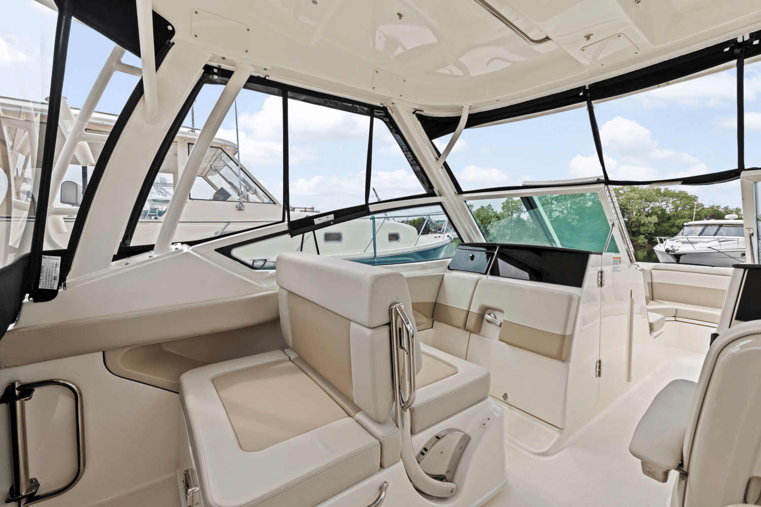 Slide: The Image of Boston Whaler 280 Vantage 2025 - 11