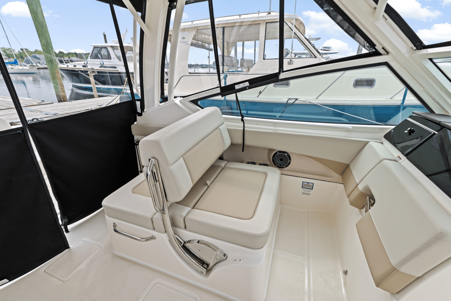 Slide: The Image of Boston Whaler 280 Vantage 2025 - 12