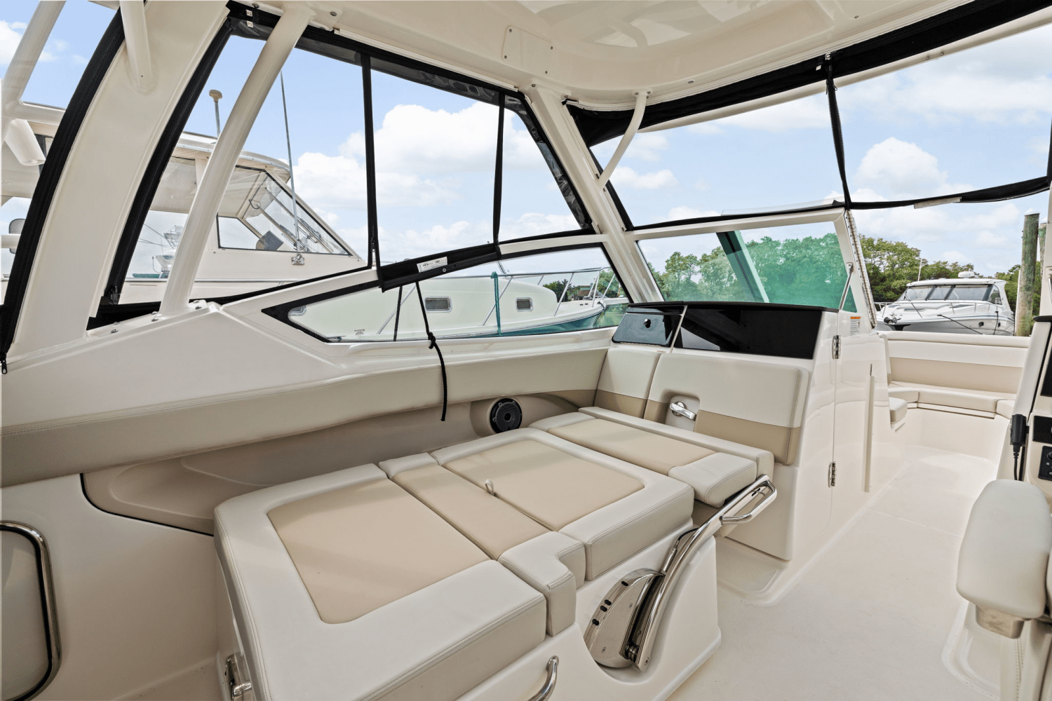 Slide: The Image of Boston Whaler 280 Vantage 2025 - 13