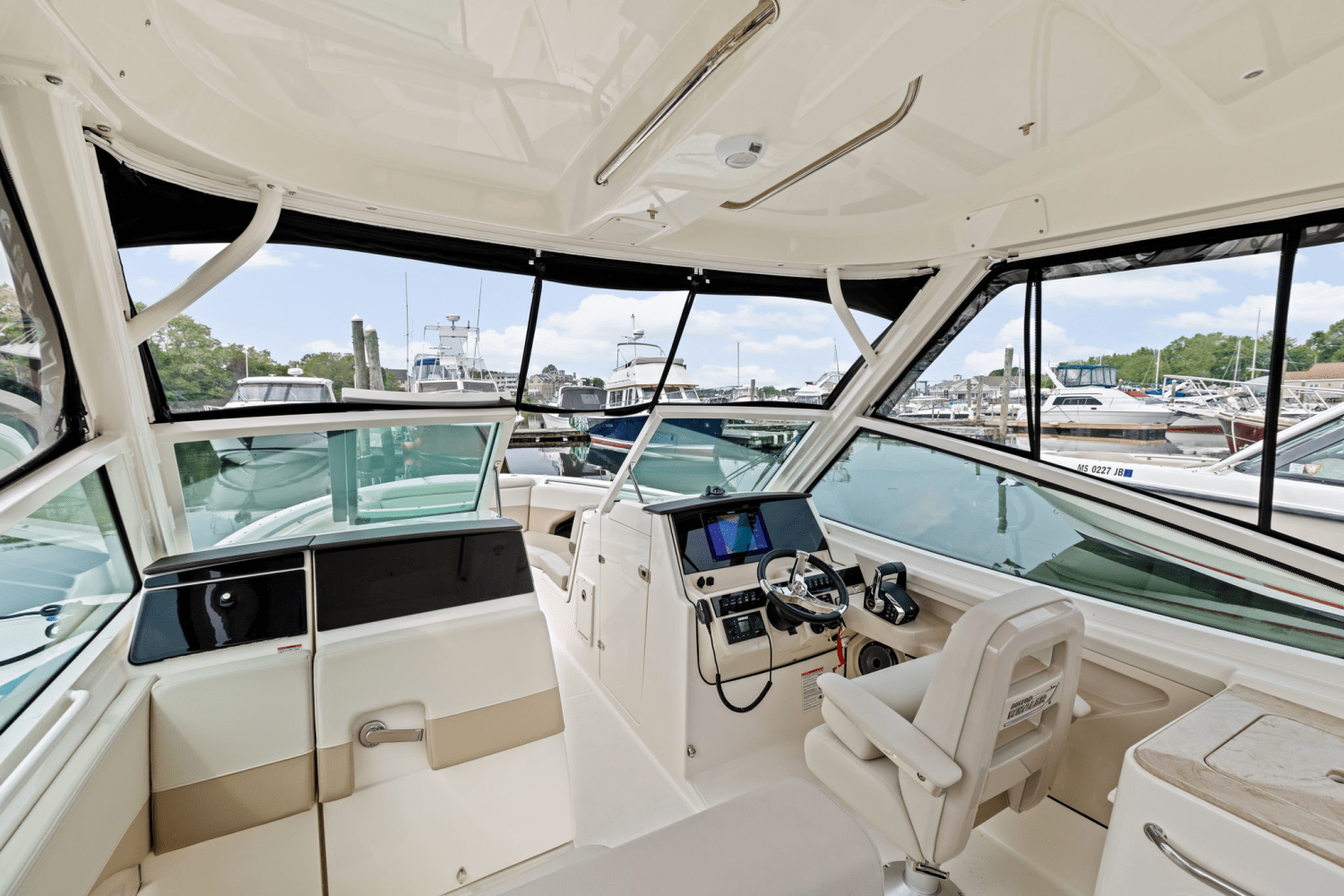 Slide: The Image of Boston Whaler 280 Vantage 2025 - 14