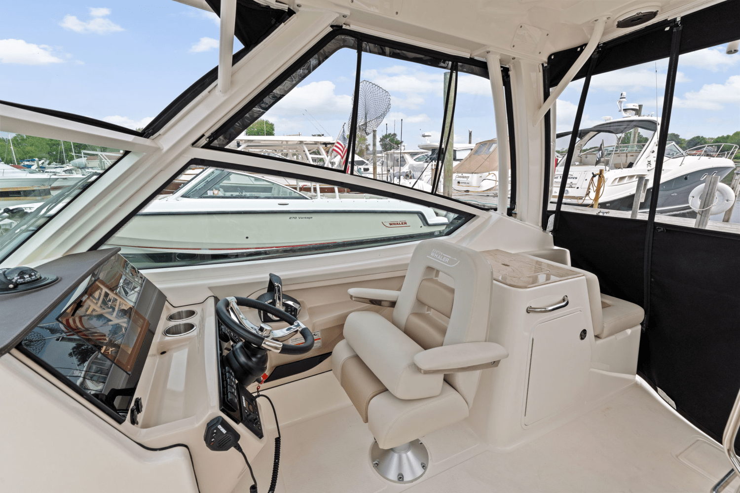 Slide: The Image of Boston Whaler 280 Vantage 2025 - 15