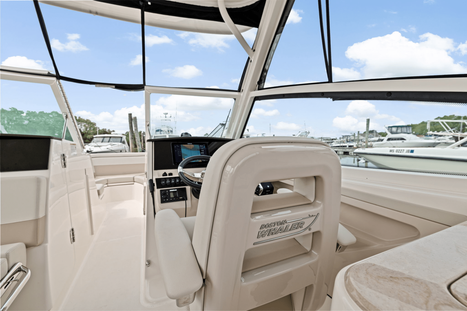 Slide: The Image of Boston Whaler 280 Vantage 2025 - 16