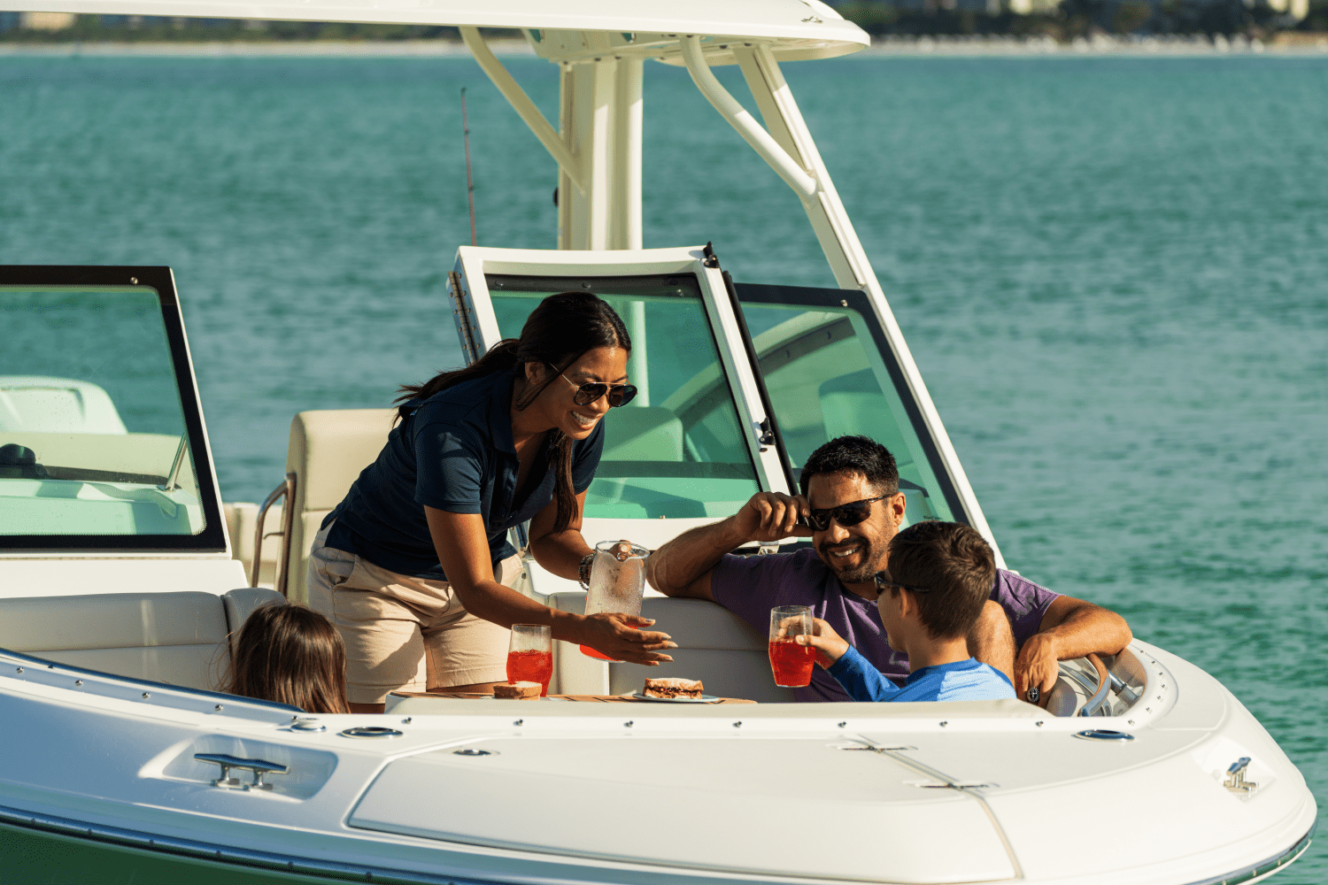 Slide: The Image of Boston Whaler 280 Vantage 2025 - 16