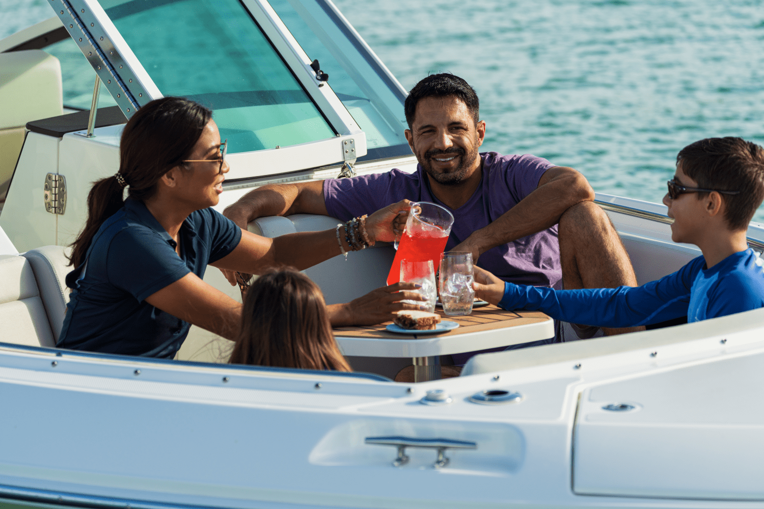 Slide: The Image of Boston Whaler 280 Vantage 2025 - 18