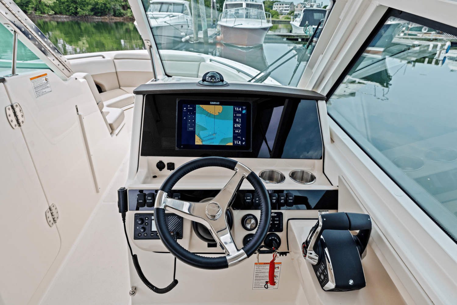 Slide: The Image of Boston Whaler 280 Vantage 2025 - 18