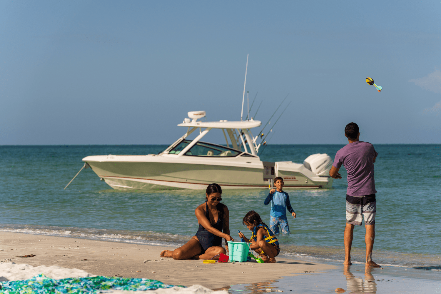 Slide: The Image of Boston Whaler 280 Vantage 2025 - 19