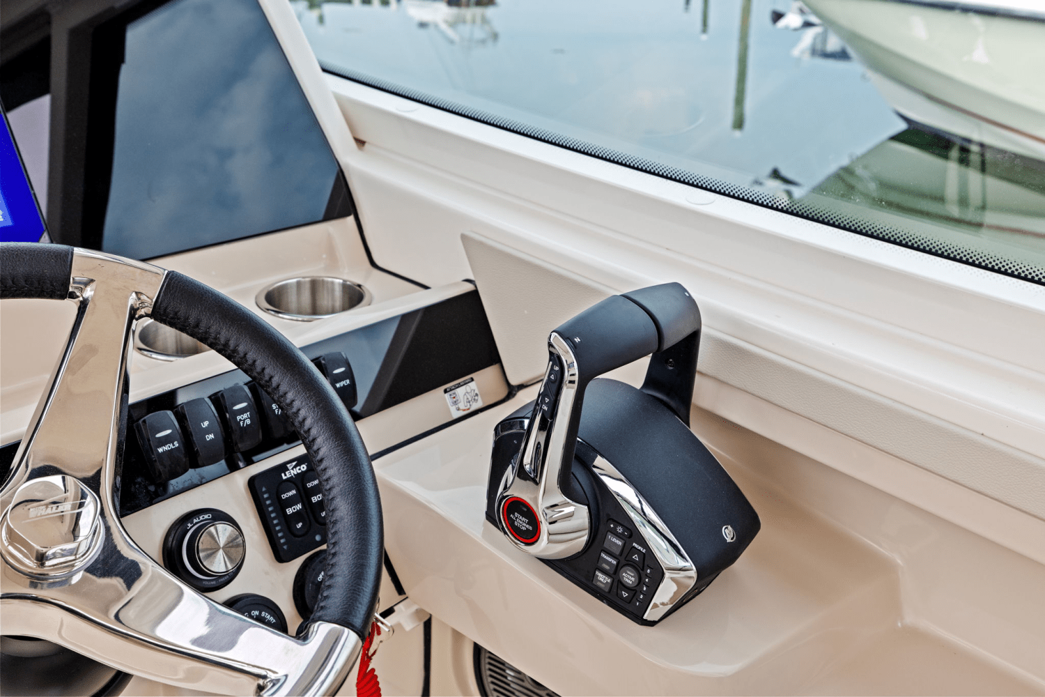 Slide: The Image of Boston Whaler 280 Vantage 2025 - 19