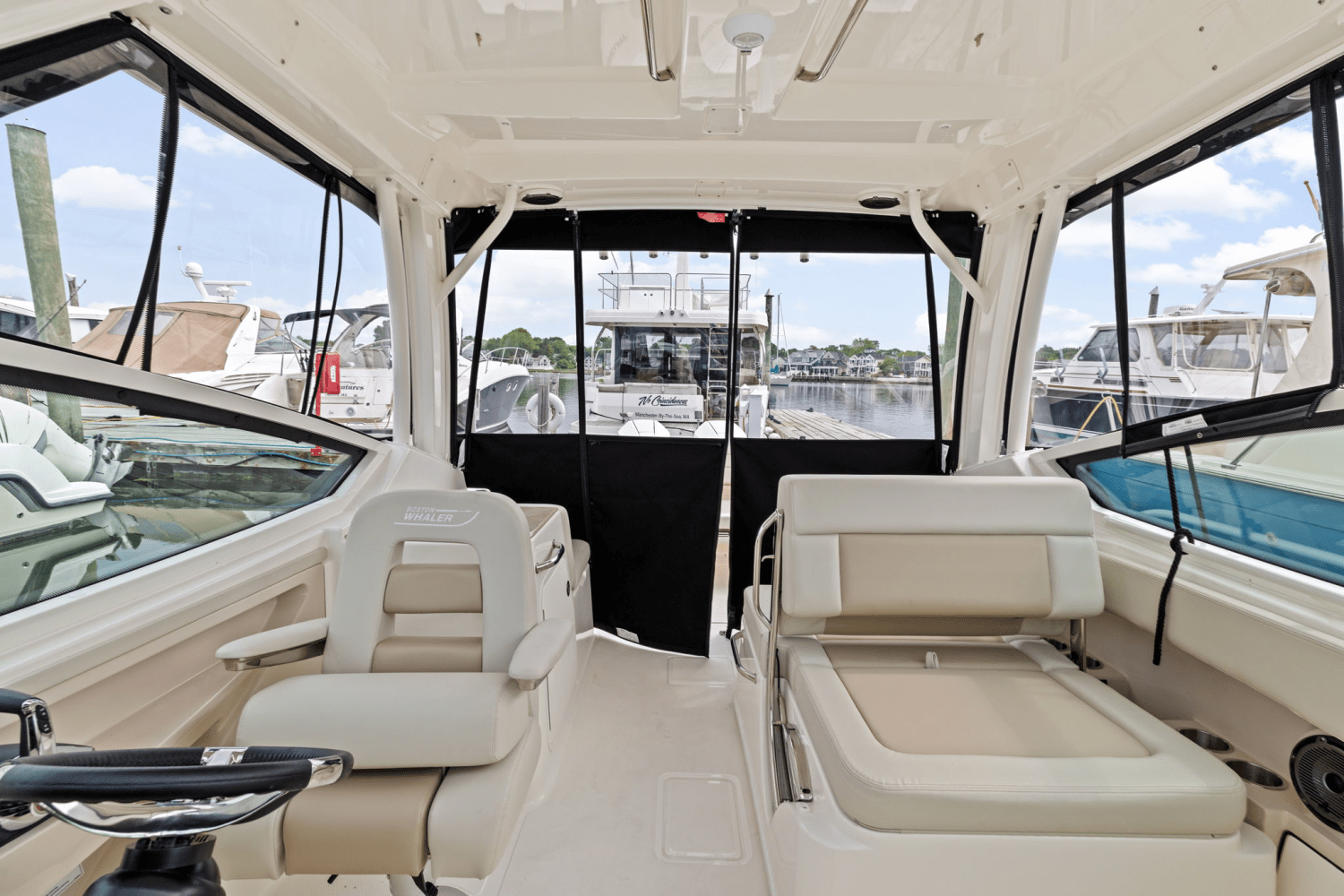 Slide: The Image of Boston Whaler 280 Vantage 2025 - 20