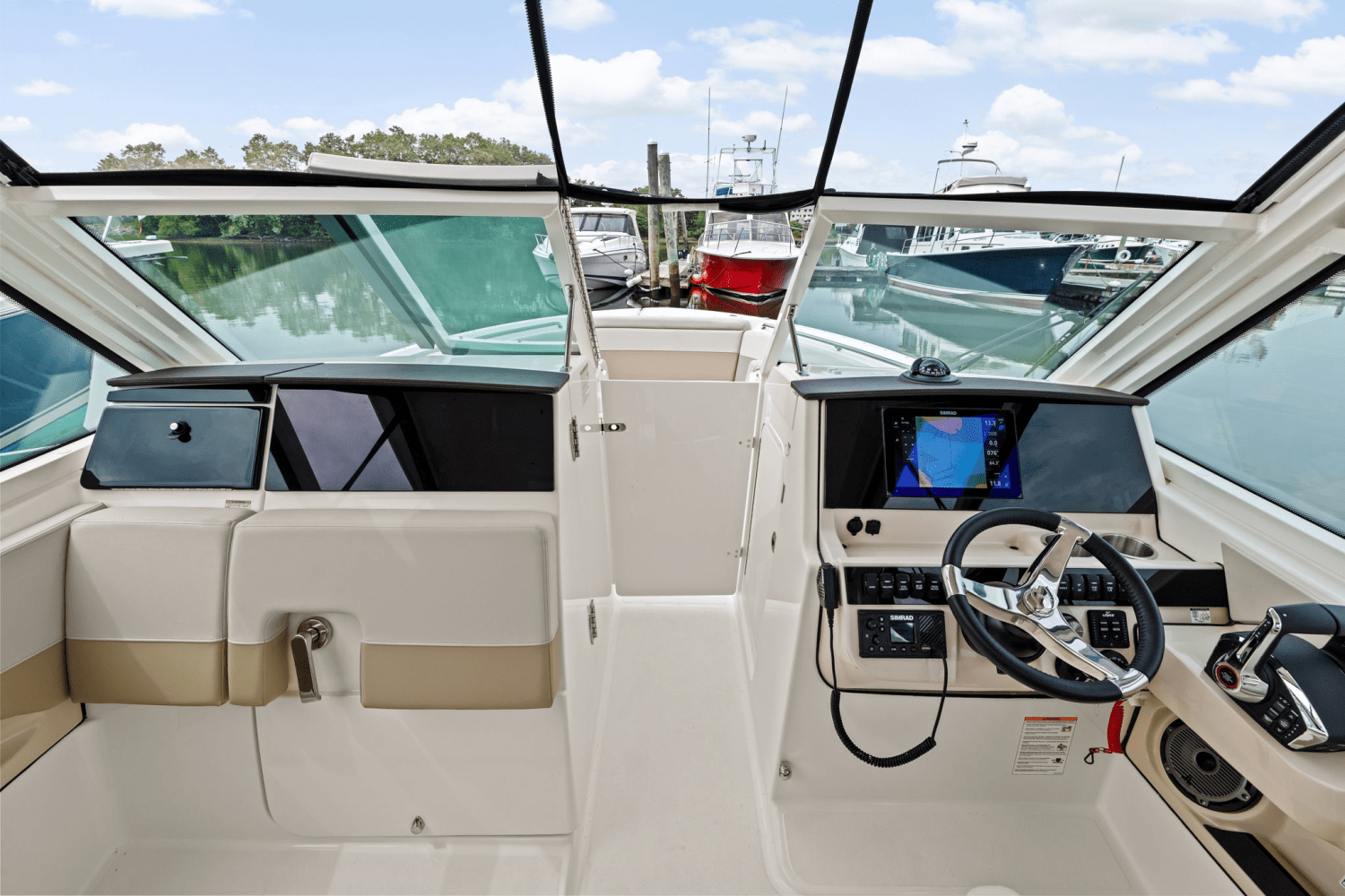 Slide: The Image of Boston Whaler 280 Vantage 2025 - 21