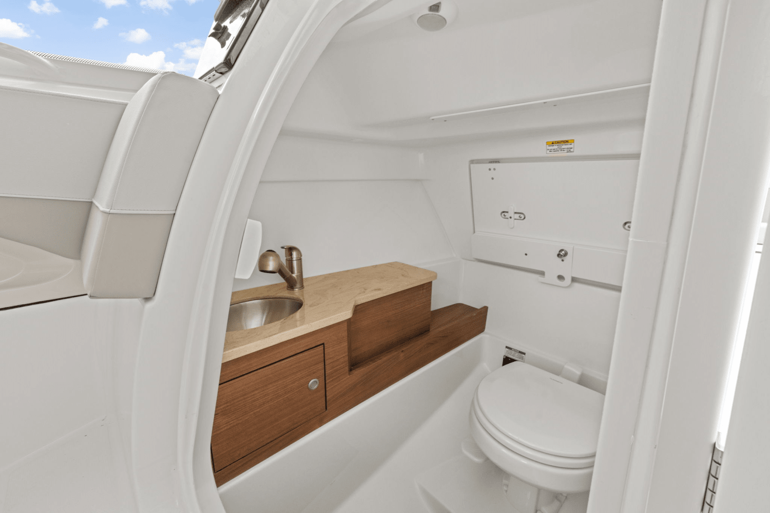 Slide: The Image of Boston Whaler 280 Vantage 2025 - 22