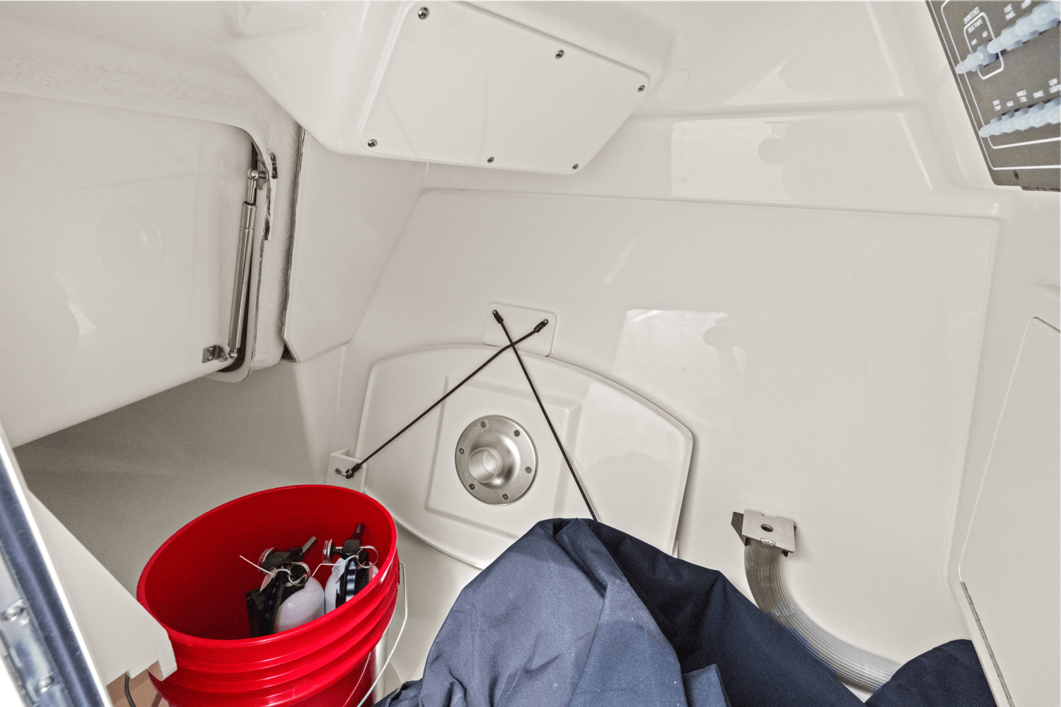 Slide: The Image of Boston Whaler 280 Vantage 2025 - 26