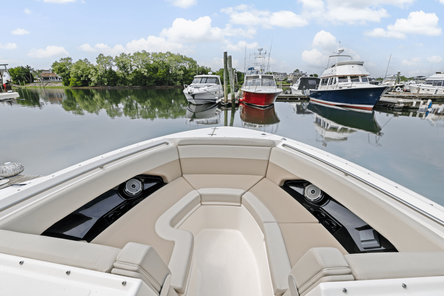 Slide: The Image of Boston Whaler 280 Vantage 2025 - 27