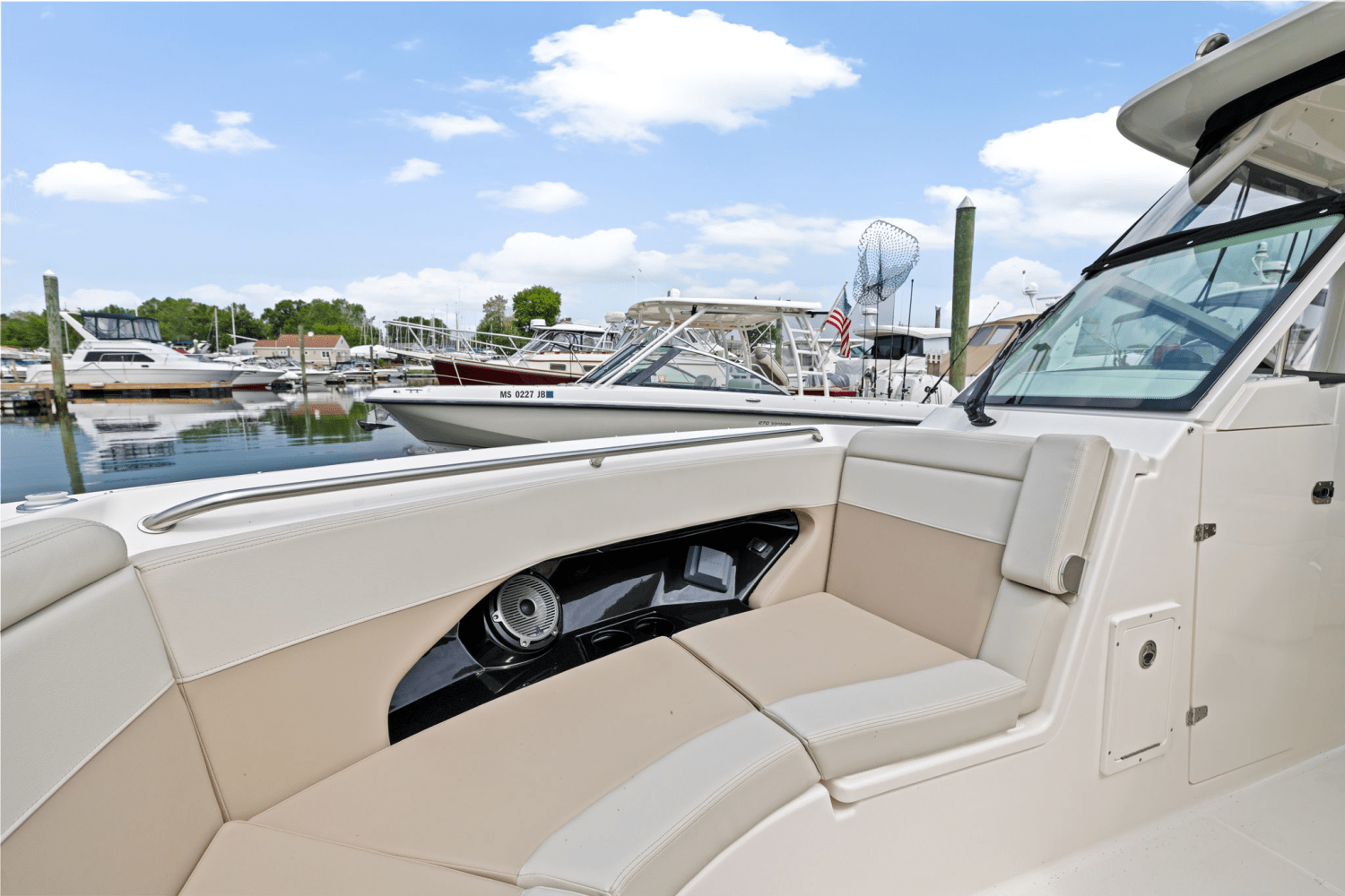 Slide: The Image of Boston Whaler 280 Vantage 2025 - 29