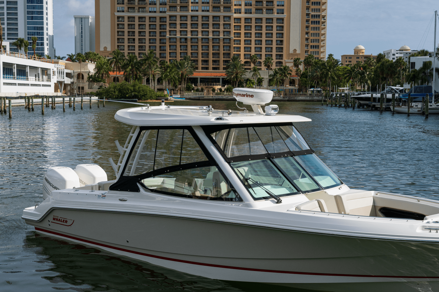 Slide: The Image of Boston Whaler 280 Vantage 2025 - 31
