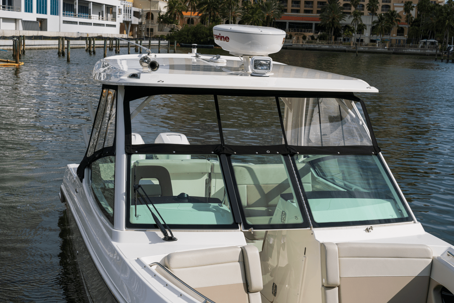 Slide: The Image of Boston Whaler 280 Vantage 2025 - 32