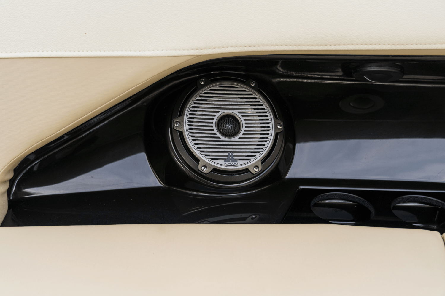 Slide: The Image of Boston Whaler 280 Vantage 2025 - 36