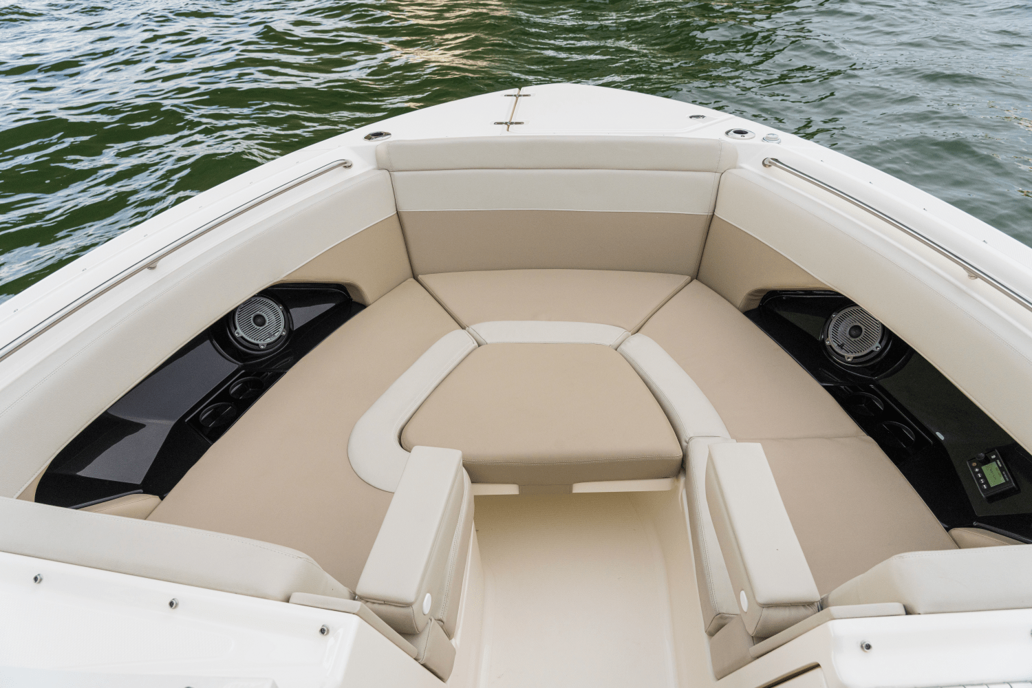 Slide: The Image of Boston Whaler 280 Vantage 2025 - 37
