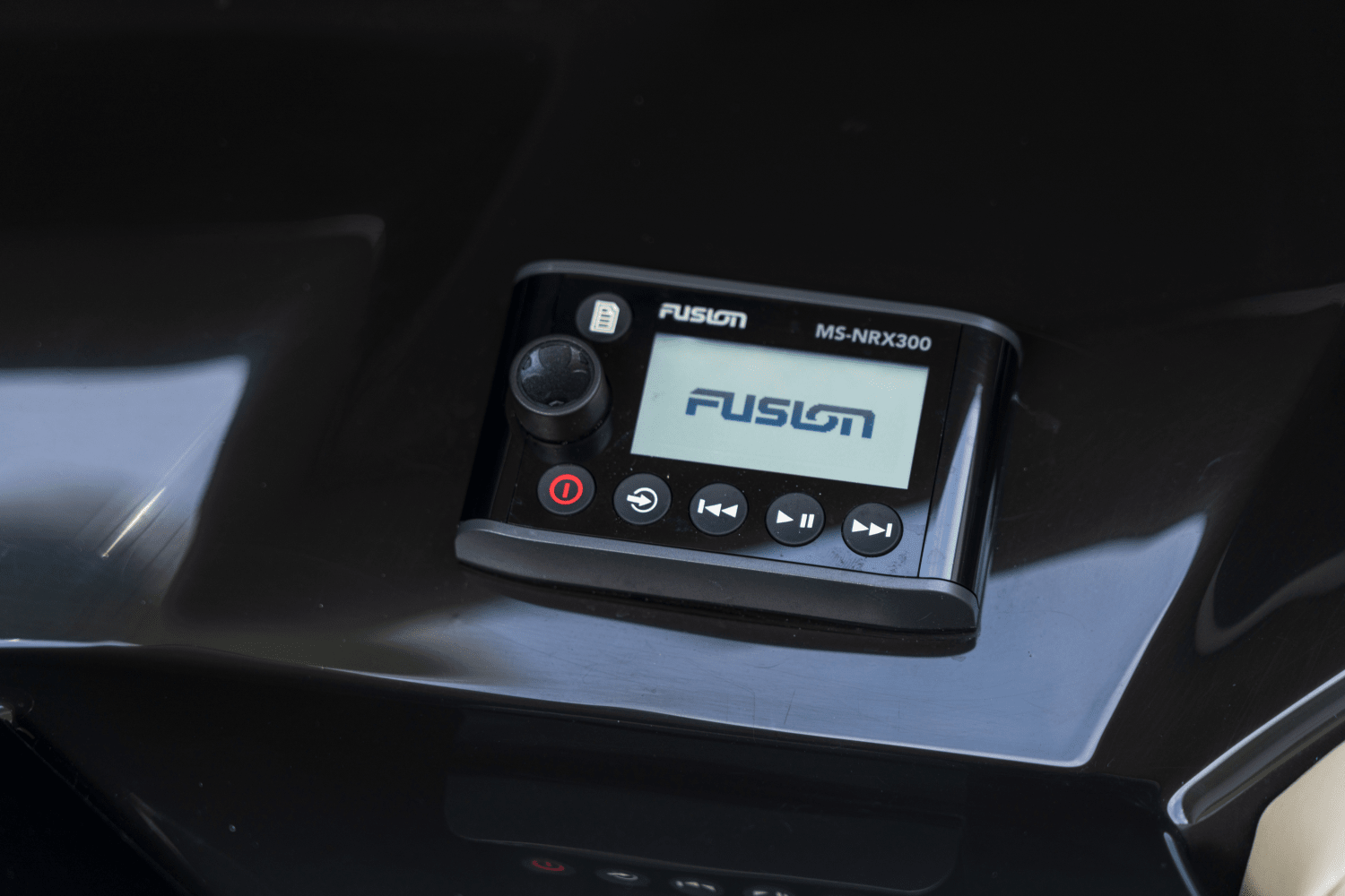 Slide: The Image of Boston Whaler 280 Vantage 2025 - 40