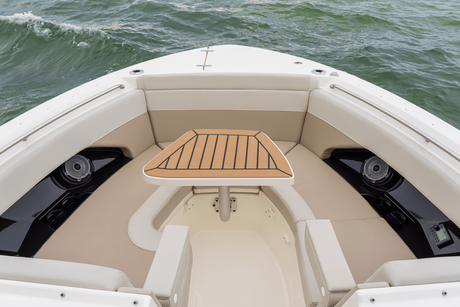 Slide: The Image of Boston Whaler 280 Vantage 2025 - 41