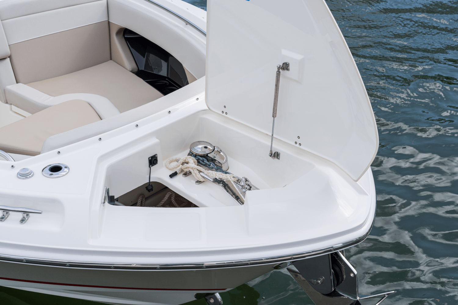 Slide: The Image of Boston Whaler 280 Vantage 2025 - 43