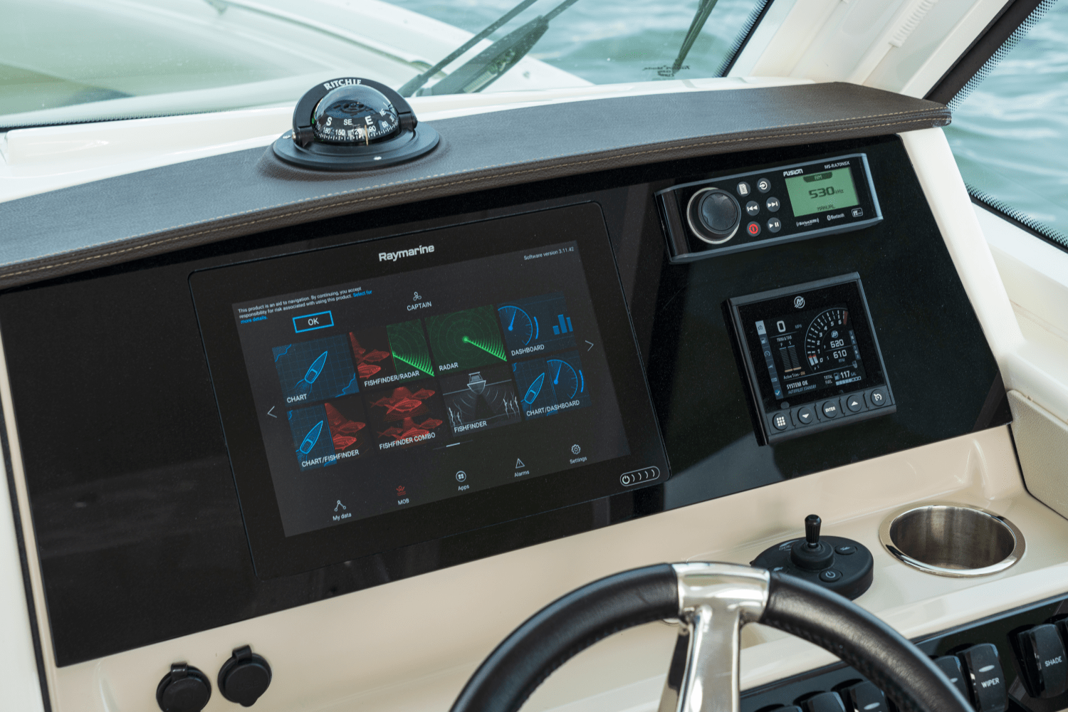 Slide: The Image of Boston Whaler 280 Vantage 2025 - 47