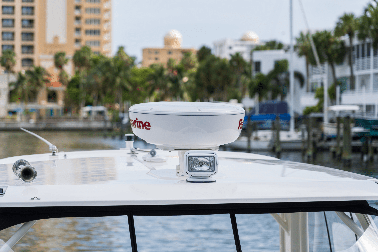 Slide: The Image of Boston Whaler 280 Vantage 2025 - 48
