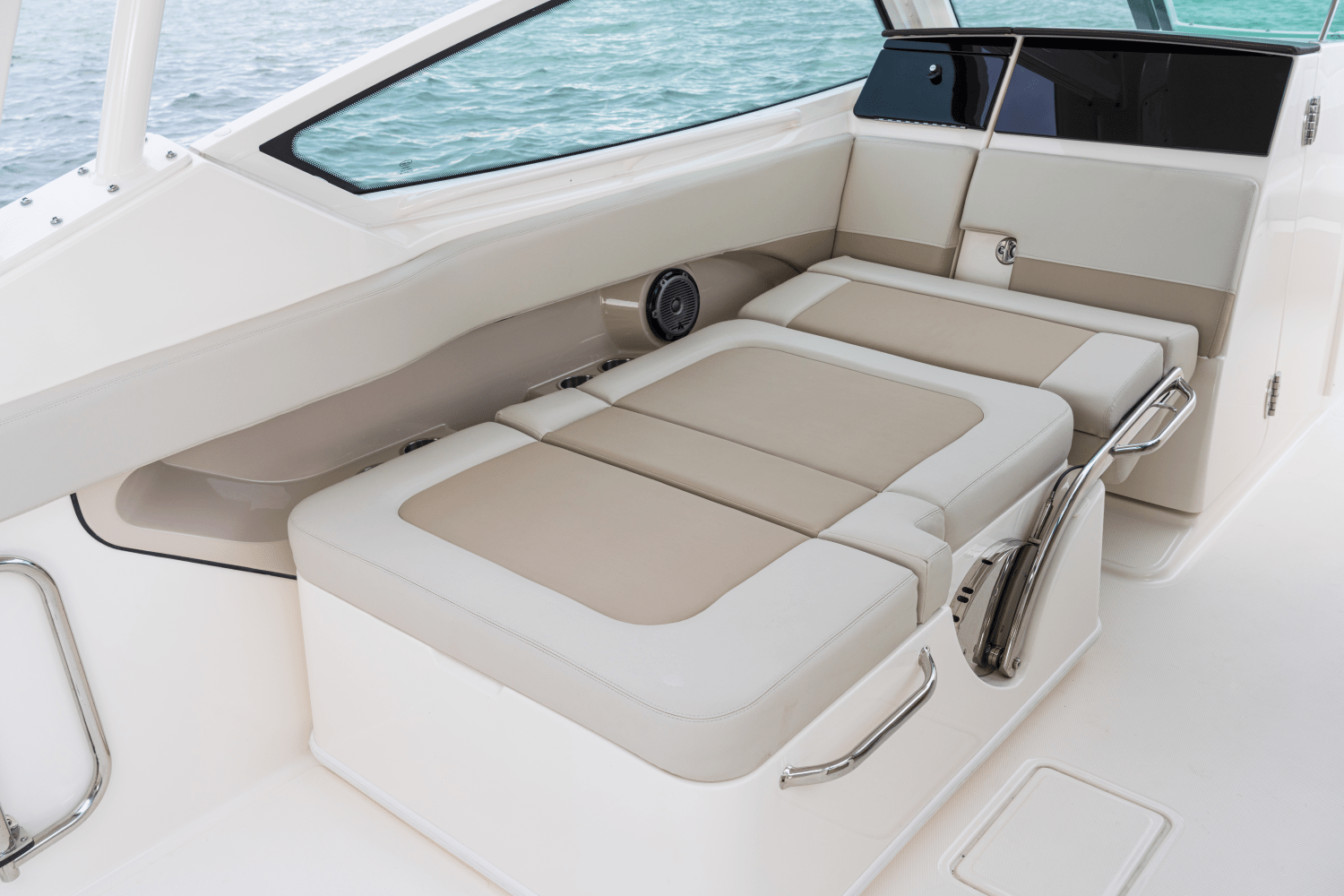 Slide: The Image of Boston Whaler 280 Vantage 2025 - 51