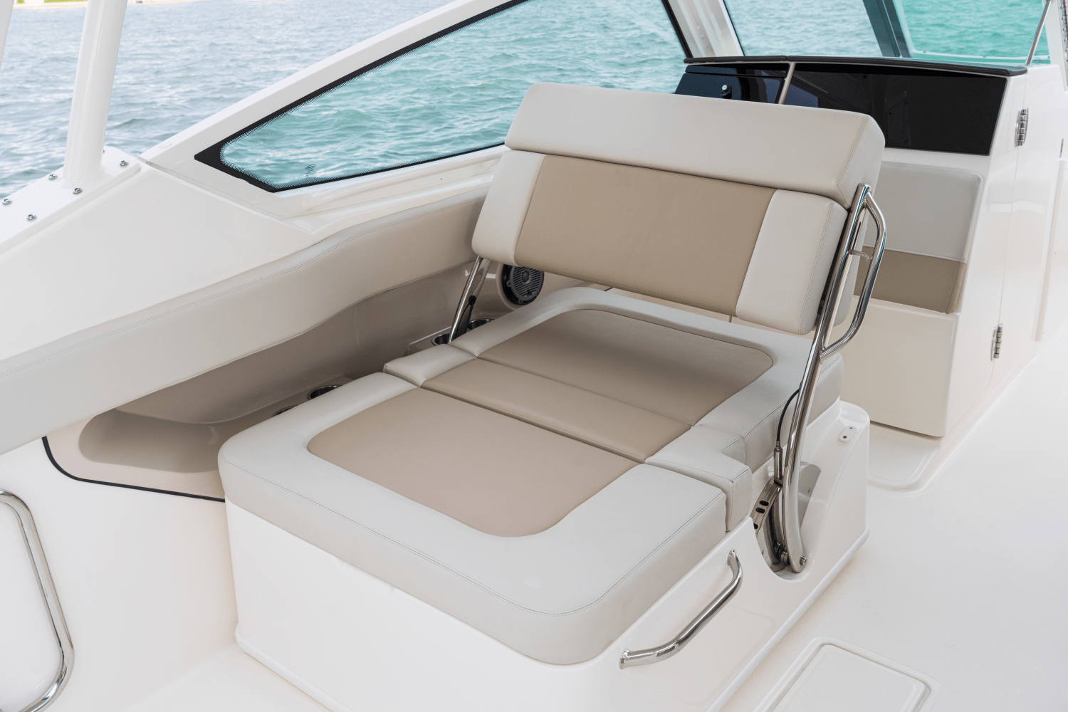 Slide: The Image of Boston Whaler 280 Vantage 2025 - 53