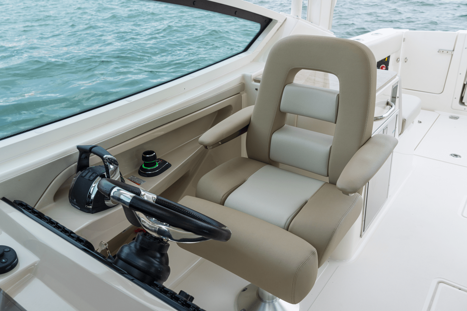 Slide: The Image of Boston Whaler 280 Vantage 2025 - 54