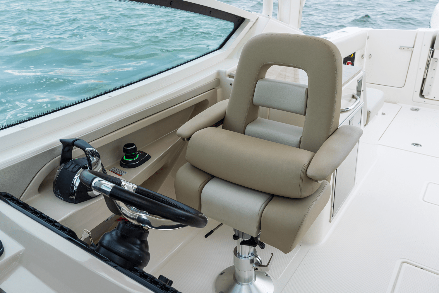 Slide: The Image of Boston Whaler 280 Vantage 2025 - 56