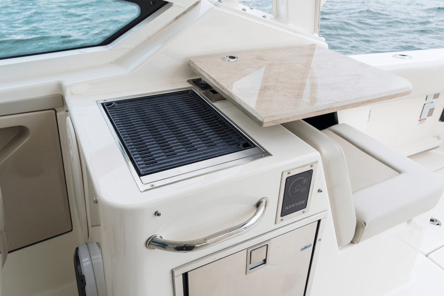 Slide: The Image of Boston Whaler 280 Vantage 2025 - 58