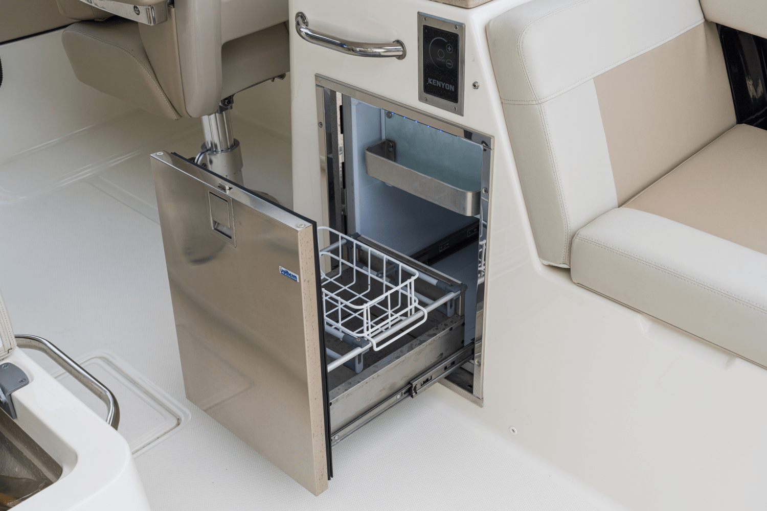Slide: The Image of Boston Whaler 280 Vantage 2025 - 59