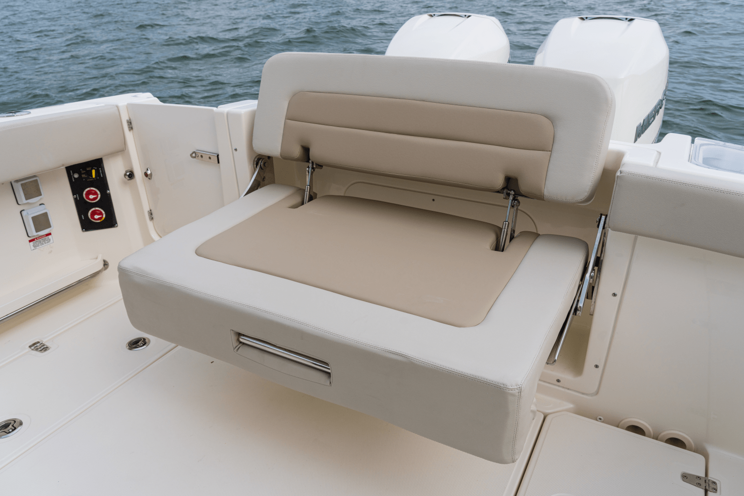 Slide: The Image of Boston Whaler 280 Vantage 2025 - 63