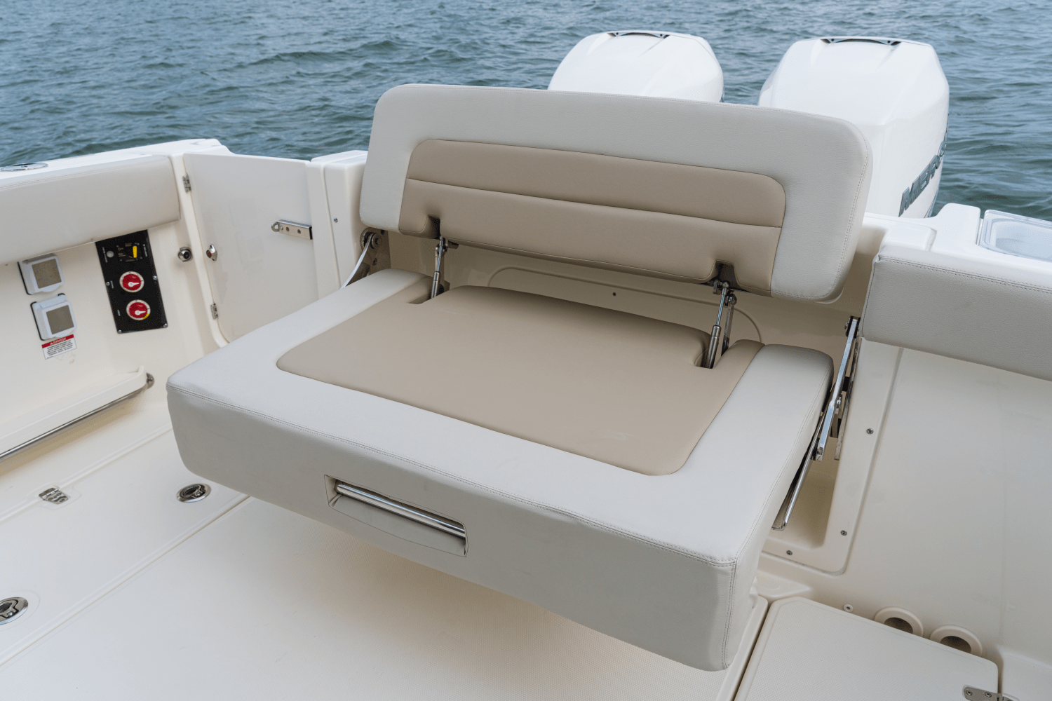Slide: The Image of Boston Whaler 280 Vantage 2025 - 64