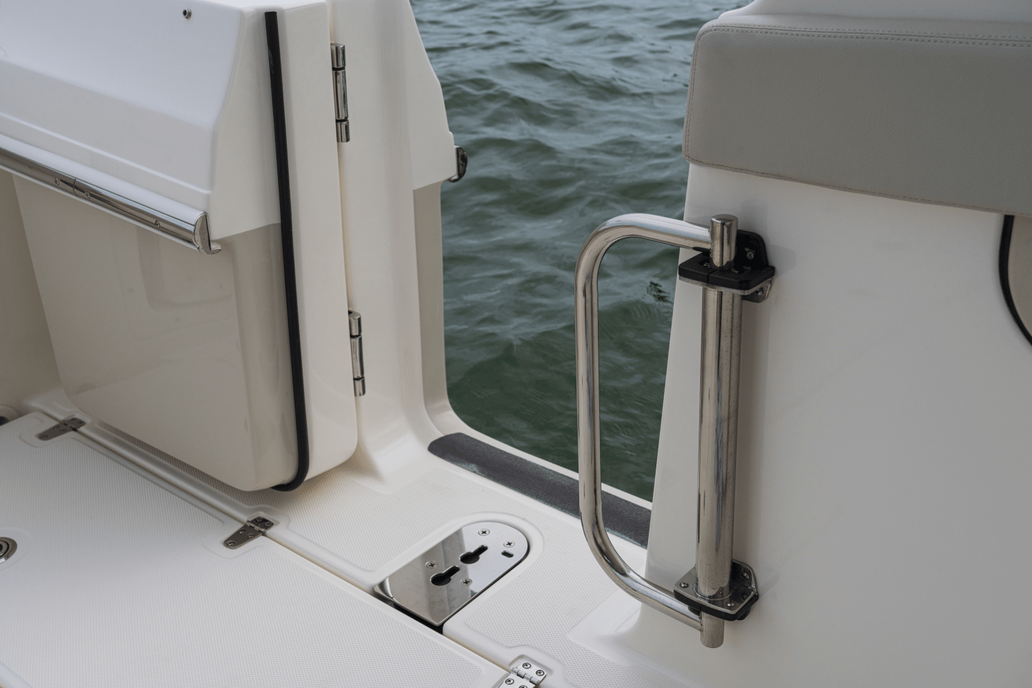 Slide: The Image of Boston Whaler 280 Vantage 2025 - 66