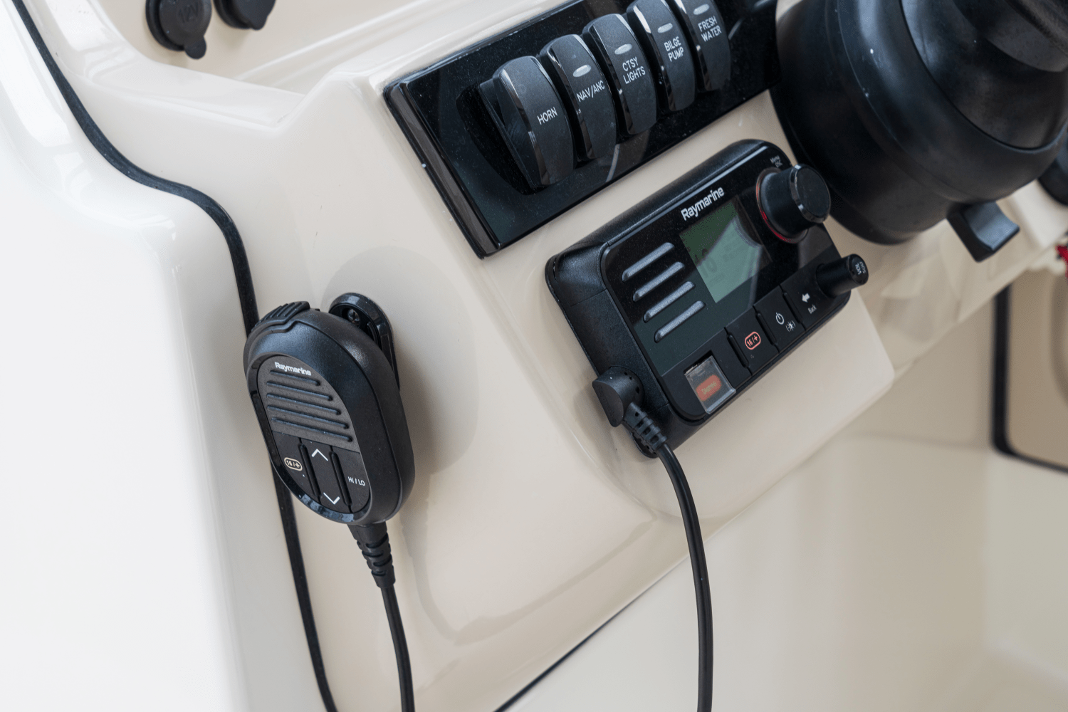 Slide: The Image of Boston Whaler 280 Vantage 2025 - 70