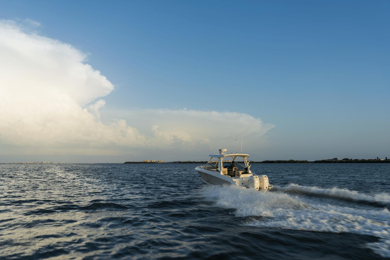 Slide: The Image of Boston Whaler 280 Vantage 2026 - 12