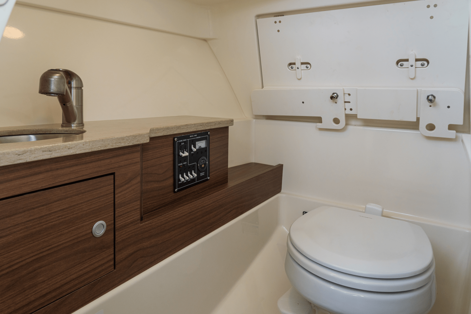 Slide: The Image of Boston Whaler 280 Vantage 2026 - 33