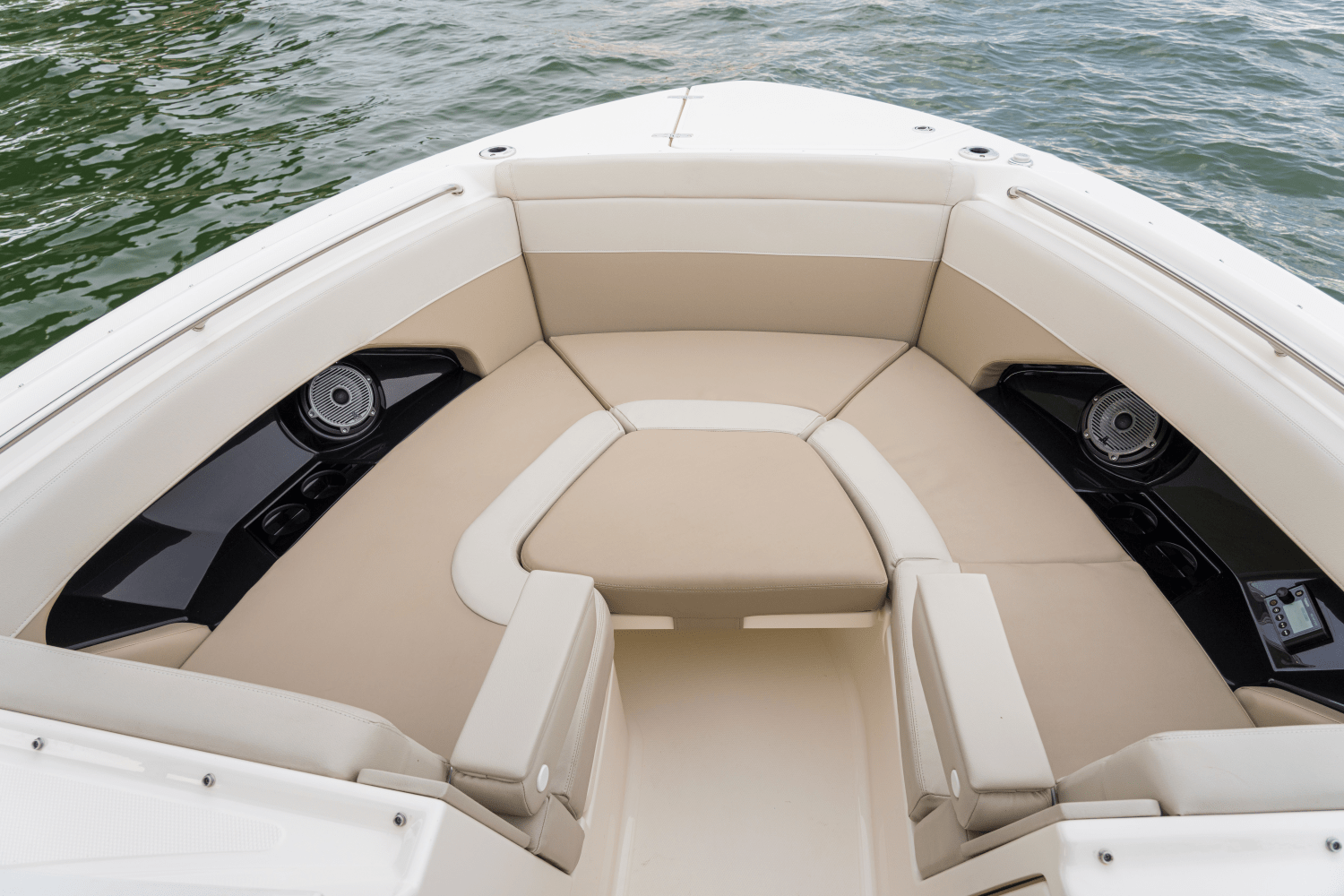 Slide: The Image of Boston Whaler 280 Vantage 2026 - 34