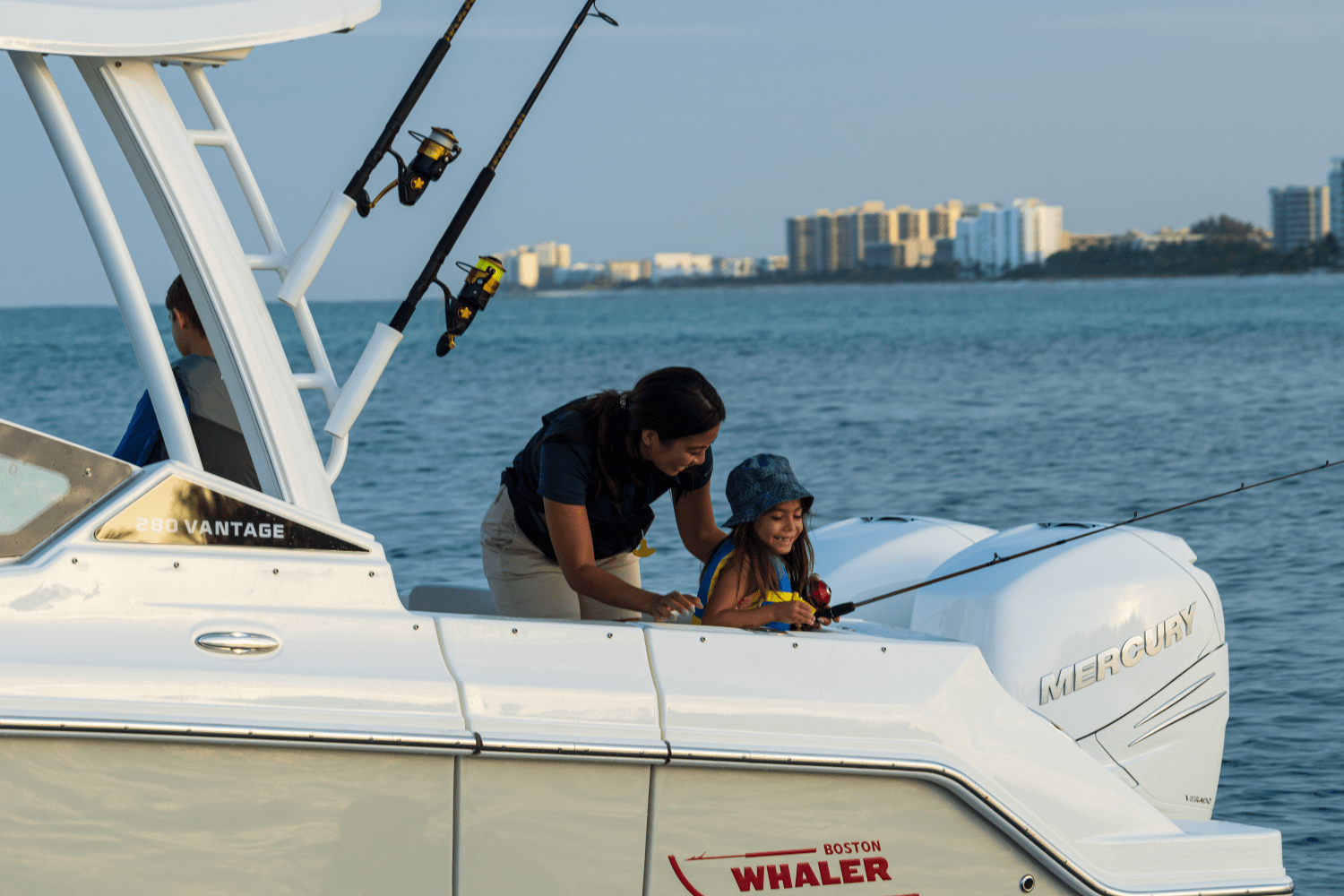 Slide: The Image of Boston Whaler 280 Vantage 2026 - 4