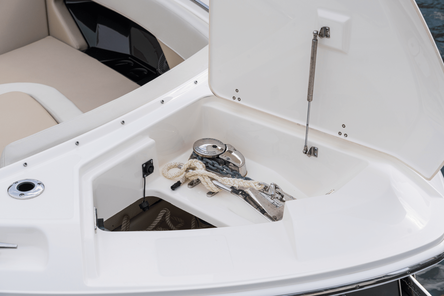 Slide: The Image of Boston Whaler 280 Vantage 2026 - 45